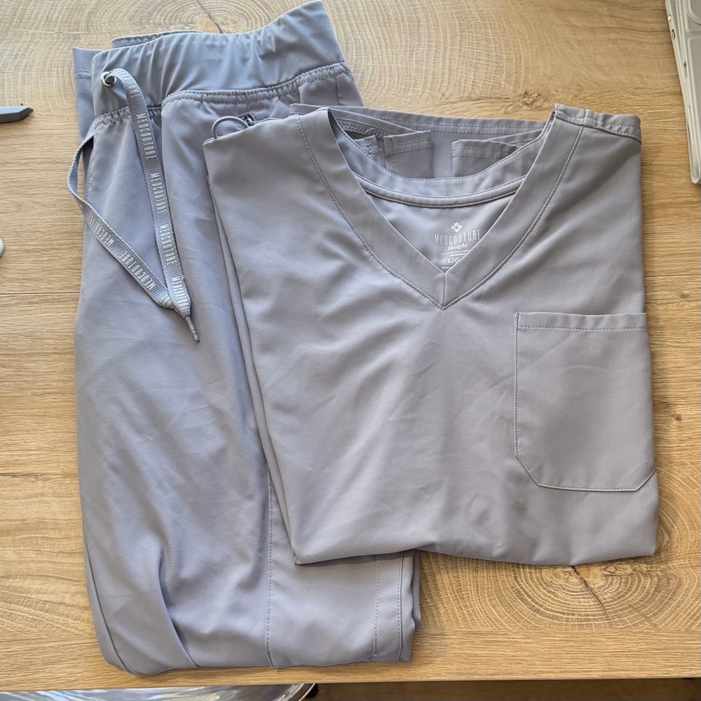 Med Couture Women’s Scrub Set in Light Gray